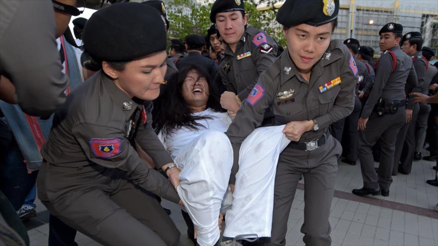 La policía tailandesa arresta a una estudiante por protestar en un centro comercial en Bangkok (capital). 22 de mayo 2015.