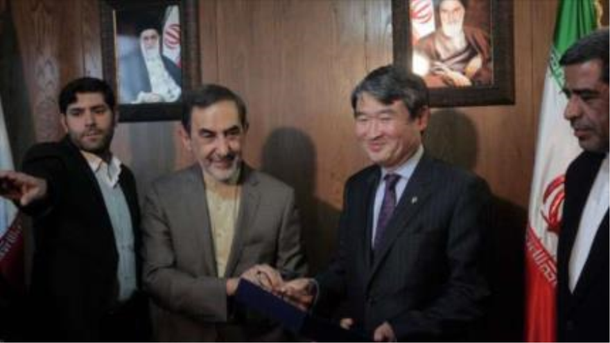 El director del Centro de Estudios Estratégicos del Consejo del Discernimiento del Sistema de Irán, Ali Akbar Velayati (izda), y Cho Tae-yong, vice ministro primero de Asuntos Exteriores de Corea del Sur (dcha), reunidos en Teherán, capital persa. 27 de junio de 2015