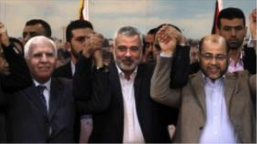 Azzam al-Ahmad, alto funcionario de Al-Fatah (izquierda), el alto dirigente político de HAMAS Ismael Hanie (centro), y jefe adjunto de la dirección política HAMAS, Musa Abu Marzuq (derecha) después del logro, el 23 de abril de 2014, de un pacto de reconciliación en la ciudad de Gaza.