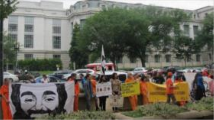 Estadounidenses concentrados ante Departamento de Justicia de EE.UU pidiendo investigación sobre torturas de la CIA. 27 de junio de 2015