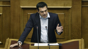 Tsipras defiende el referéndum ante amenazas y chantajes de la troika
