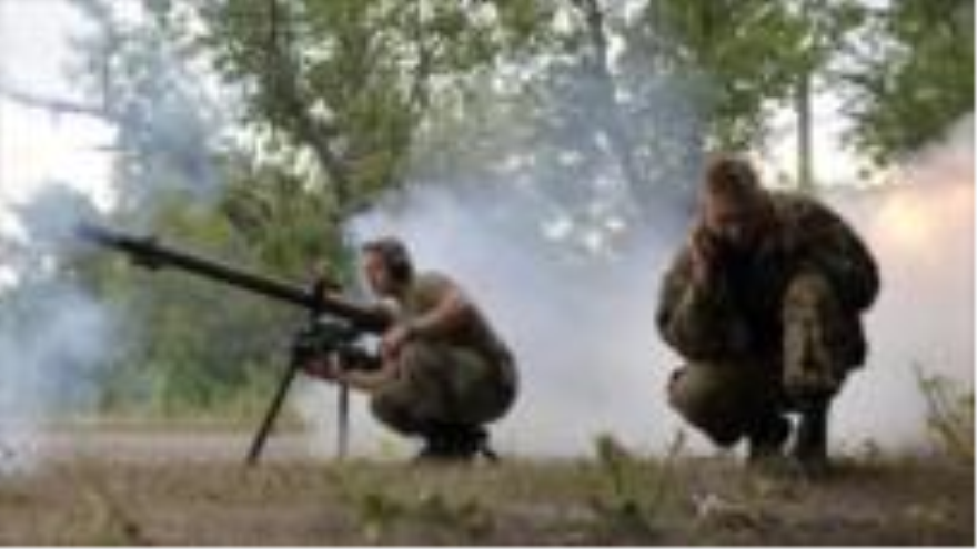 Dos militares ucranianos disparan contra las posiciones de las fuerzas prorrusas cerca de Avdeevka, en la región de Donetsk. 18 de junio de 2015