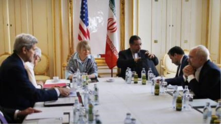 El canciller iraní, Mohamad Yavad Zarif (derecha), y el secretario de Estado de EE.UU., John Kerry, en Viena, capital de Austria. 27 de junio de 2015