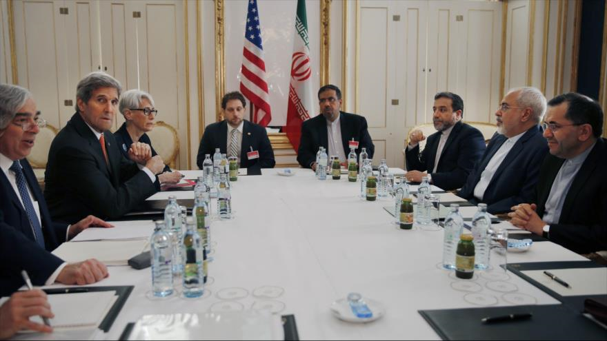 El canciller de Irán, Mohamad Yavad Zarif (dcha), y el secretario de Estado de EE.UU., John Kerry, en Viena.