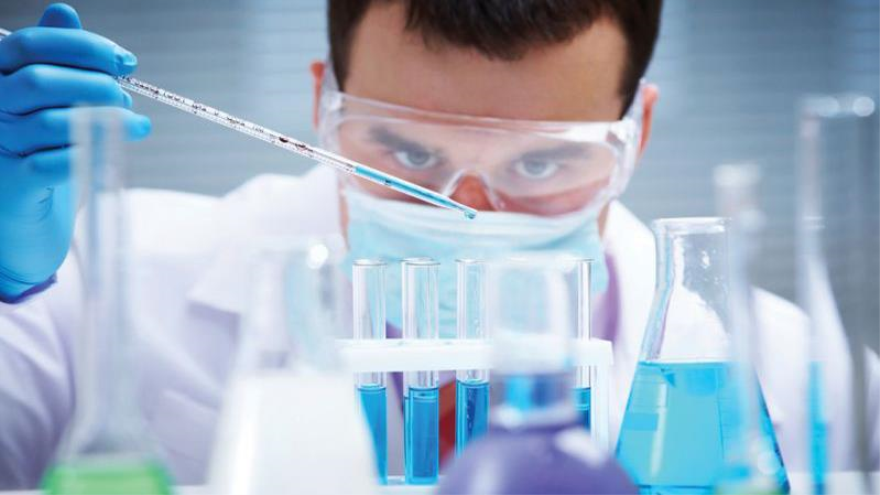 El científico analiza una droga en laboratorio.