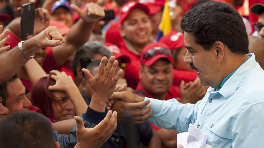 El presidente de Venezuela, Nicolás Maduro, saluda a sus partidarios durante una manifestación antimperialista en el palacio presidencial de Miraflores en Caracas (capital venezolana).