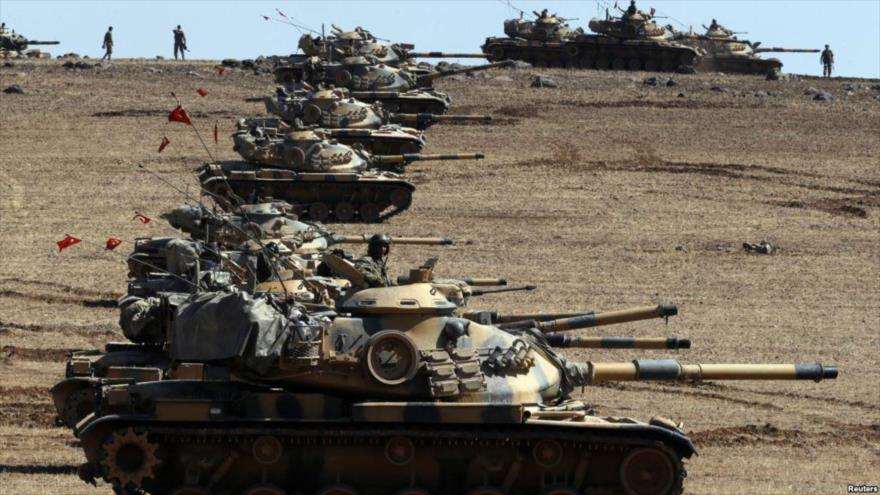 Tanques turcos desplegados en frontera con Siria.