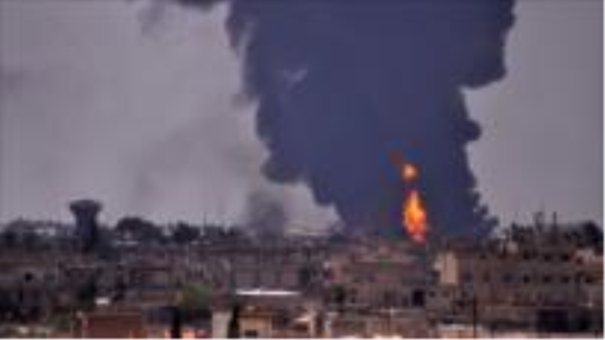 El humo muestra los ataques del grupo terrorista EIIL (Daesh, en árabe).