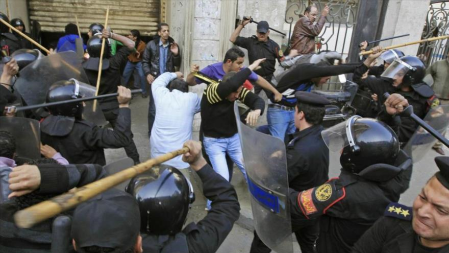 Policía egipcia ataca a los manifestantes en El Cairo, capital de Egipto.