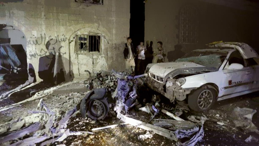 Coche bomba detonado por EIIL (Daesh, en árabe) en un atentado en Yemen.