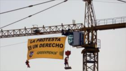 Greenpeace lleva al Congreso español su protesta contra Ley Mordaza