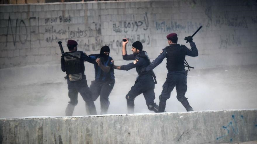 Tres efectivos policiales en Baréin golpean y detienen a un activista
