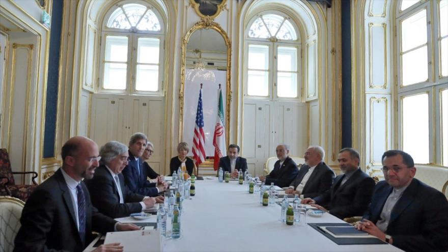 Equipo negociador iraní (derecha) durante una reunión con el de EEUU (izquerda), Viena, Austria, 30 de Junio 2015.