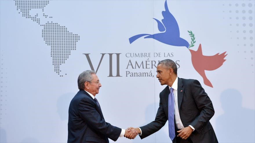 
El presidente de Estados Unidos, Barack Obama y su homólogo cubano, Raúl Castro, en la Cumbre de las Américas, 11 de abril de 2015.
