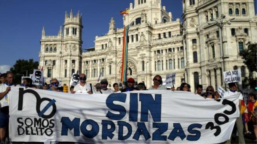 Madrileños en un acto de protesta contra la entrada en vigor de la Ley Mordaza. 30 de junio de 2015