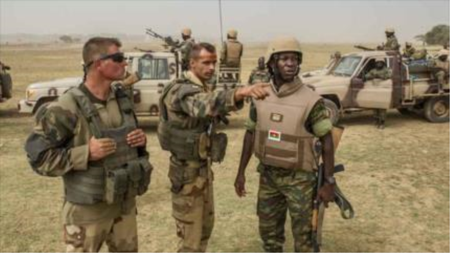 Las tropas francesas se reúnen con los soldados de Burkina Faso.