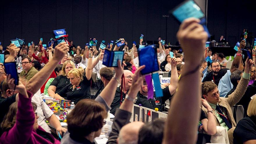 Delegados de la Iglesia Unida de Cristo votan una resolución de boicot a la ocupación israelí en el sínodo anual de la congregación en Cleveland (noreste de EE.UU.), 30 de junio de 2015.
