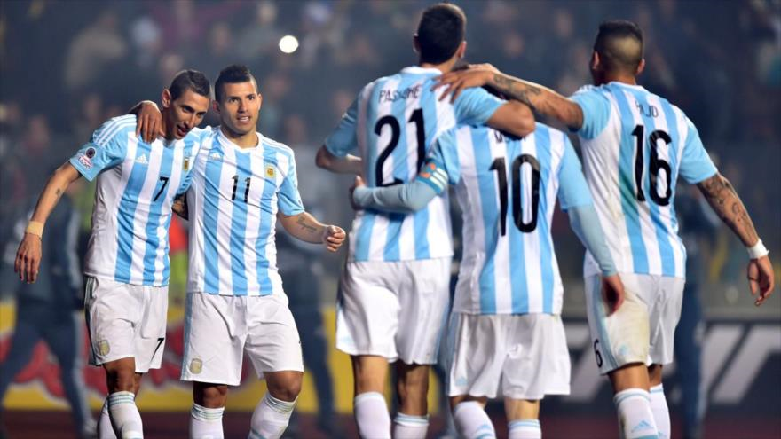 Los futbolistas argentinos celebran su triunfo ante los jugadores de Paraguay. 30 de junio de 2015