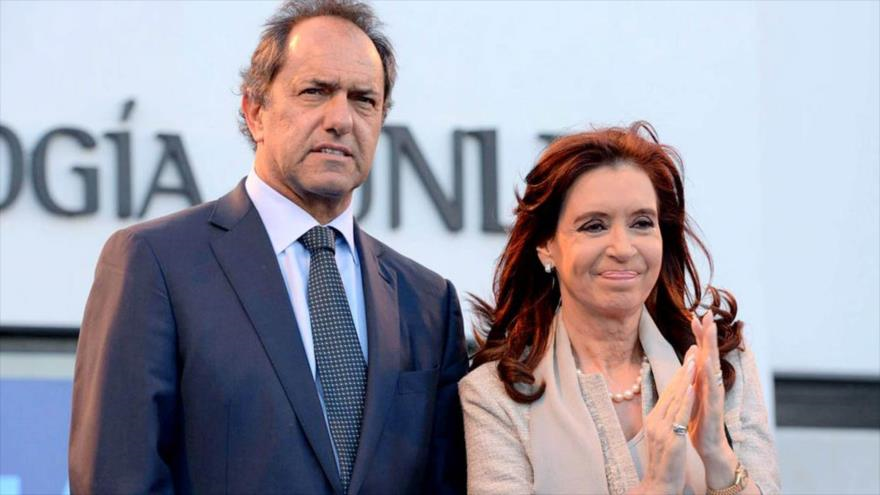 El candidato oficialista para la Presidencia de Argentina, Daniel Scioli, junto con la presidenta Cristina Fernández de Kirchner