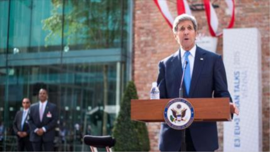 El secretario de Estado estadounidense, John Kerry, ofrece un discurso fuera de un hotel en Viena (capital de Austria) donde se celebran diálogos entre Irán y G5+1. 1 de julio de 2015