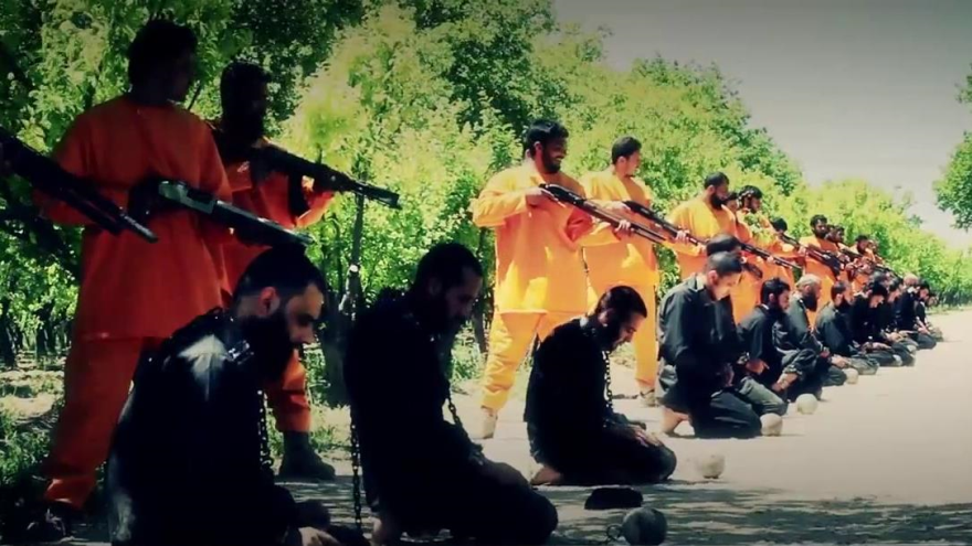 Una captura del vídeo que muestra la ejecución de los takfiríes de Daesh a manos de otro grupo terrorista.