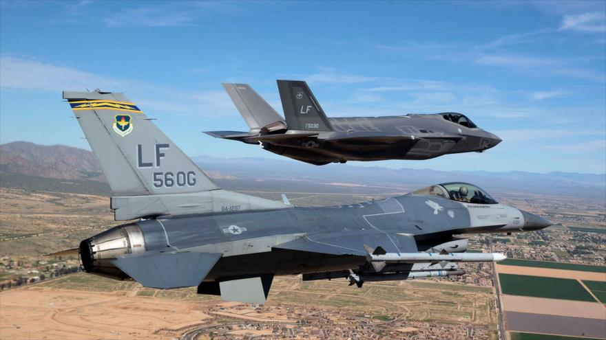 Caza F-35 (arriba) vuela junto a un F-16.