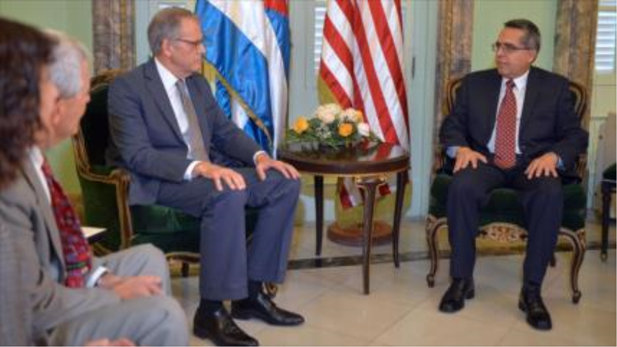 El jefe de la Sección de Intereses de EE.UU. en Cuba, Jeffrey DeLaurentis, entrega la carta de Obama al vicecanciller cubano Marcelino Medina. 01 de julio de 2015