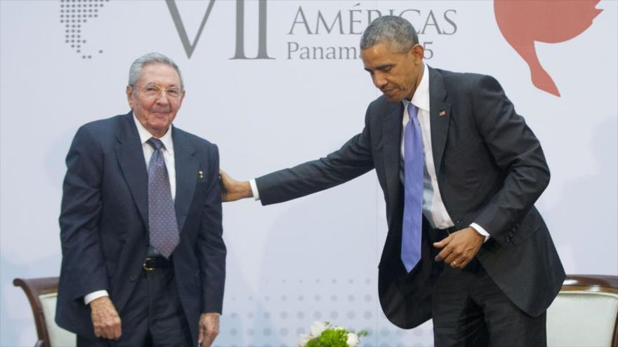 El presidente de EE.UU., Barack Obama (dcha) y su homólogo de Cuba, Raúl Castro, se saludaron al margen de la VII Cumbre de las Américas, celebrada los días 10 y 11 de abril en Panamá.