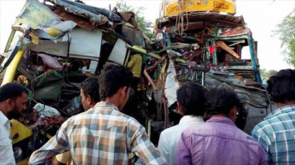 25 muertos por choque de un autobús con un camión en La India