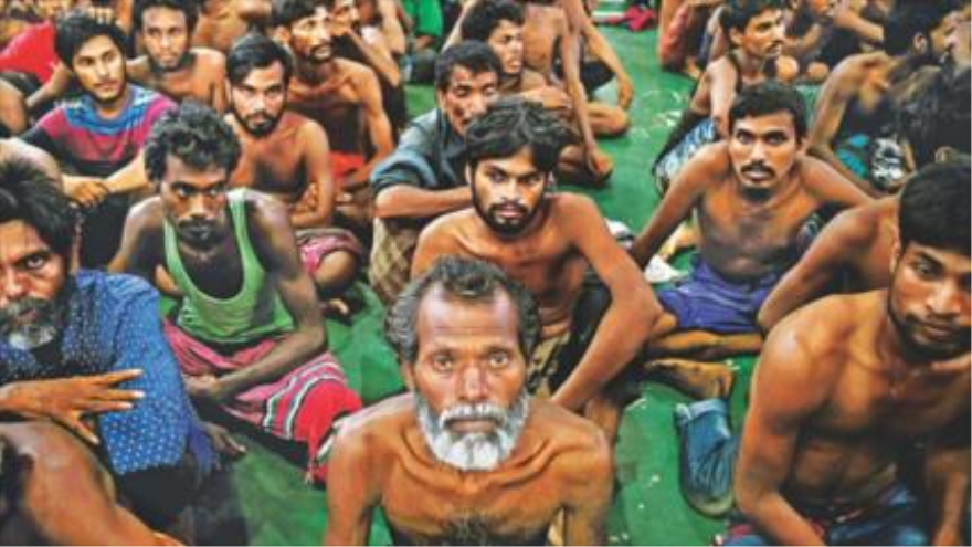 Migrantes que han llegado desde Bangladés y Myanmar esperan en la sede de la policía en Langkawi, después de desembarcar en las costas de Malasia.