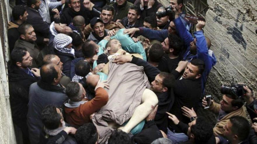 Decenas de personas participan en funeral del joven palestino Ziyad Awad, quien perdió la vida en una manifestación reprimida por los soldados israelíes en Beit Ummar, Cisjordania. 10 de abril de 2015