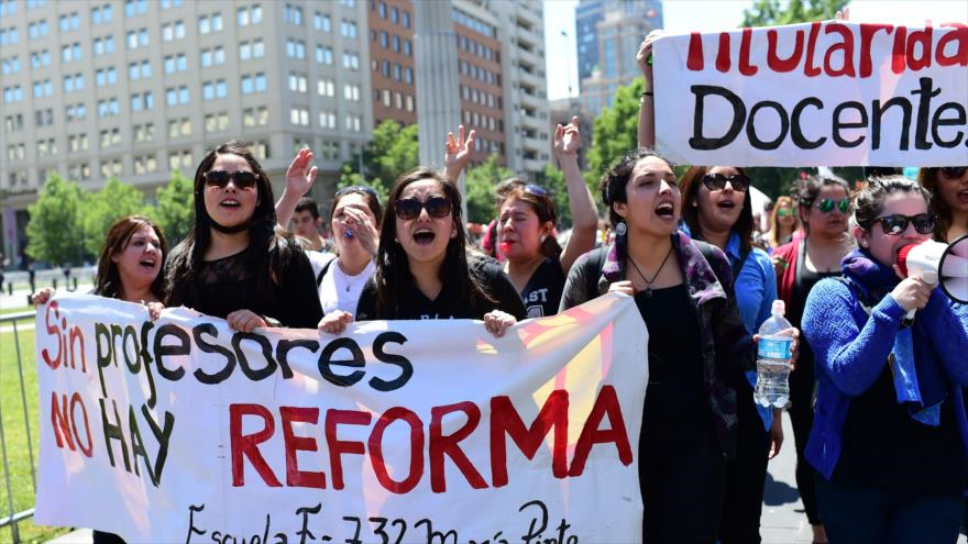Maestros protestan por las políticas educativas del Gobierno chileno.