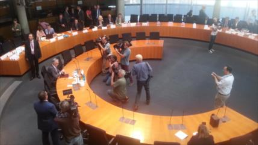 Günter Heiss, coordinador de Inteligencia del Gobierno alemán, declara ante una comisión investigadora del Parlamento Federal sobre el espionaje estadounidense en Alemania y la colaboración. 2 de julio de 2015