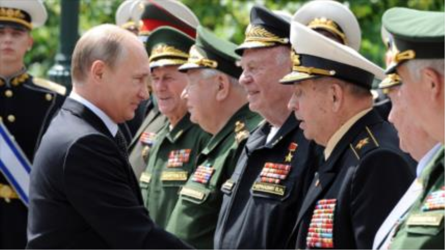 El presidente de Rusia, Vladimir Putin, durante una reunión con un grupo de veteranos del país en la Tumba del Soldado Desconocido en Moscú, la capital.