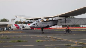 El Solar Impulse 2 aterriza en Hawái y bate récord de vuelo 