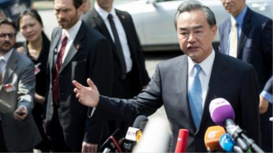 El caciller chino, Wang Yi, habla con la prensa al margen de la última ronda de los diálogos Irán-G5+1 en Viena. 2 de julio de 2015