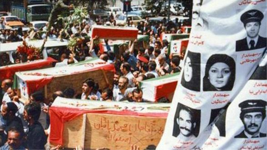 Funeral masivo de los mártires del ataque de EEUU, perpetrado el 3 de julio de 1988 contra un Airbus iraní.