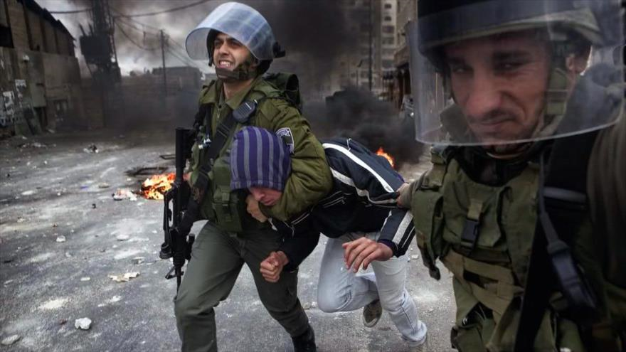 Los soldados israelíes detienen brutalmente a un palestino
