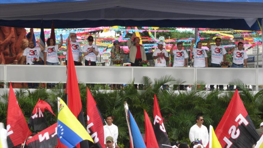 El presidente Daniel Ortega ofrece un discurso ante la multitud en la Plaza Las Victorias, centro de Managua (capital). 3 de julio de 2015.