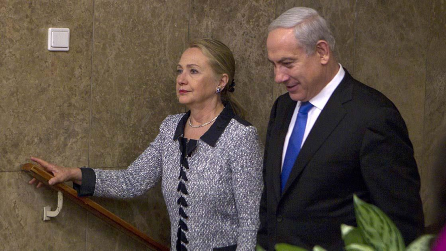 Hillary Clinton (izda.), en su etapa de secretaria de Estado de EE.UU. (2009-2013), caminando junto al premier del régimen israelí, Benyamin Netanyahu.