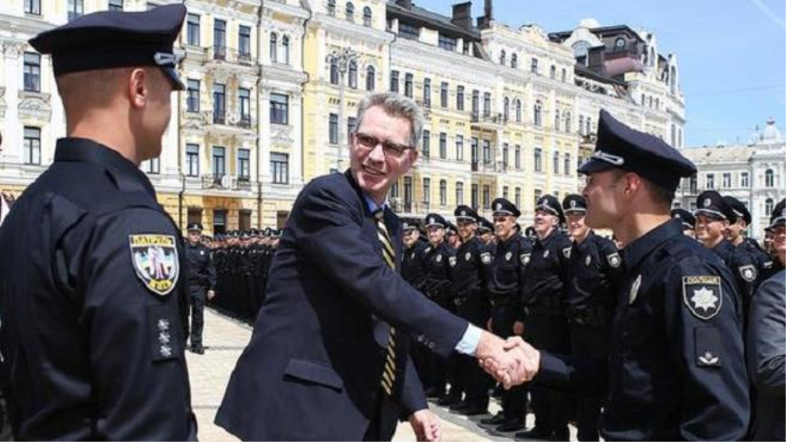 Geoffrey Pyatt, embajador de Estados Unidos en Ucrania, participa en el juramento de nuevos agentes de la Policía ucraniana, 4 de julio de 2015.