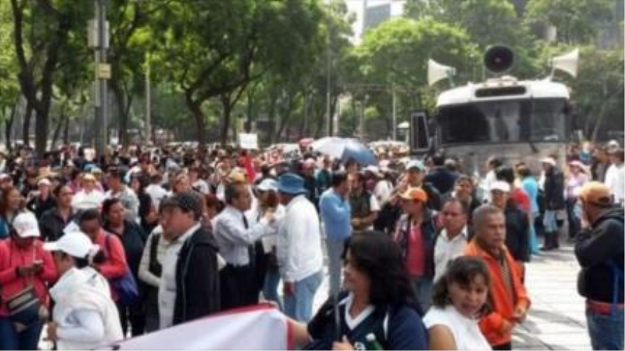 Manifestación de profesores mexicanos en contra de reforma educativa que exige la evaluación docente.