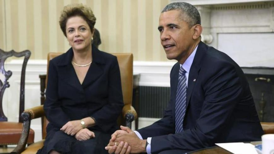 El presidente de EE.UU., Barack Obama, recibe en su despacho en la Casa Blanca a su homóloga de Brasil, Dilma Rousseff, el 30 de junio de 2015.