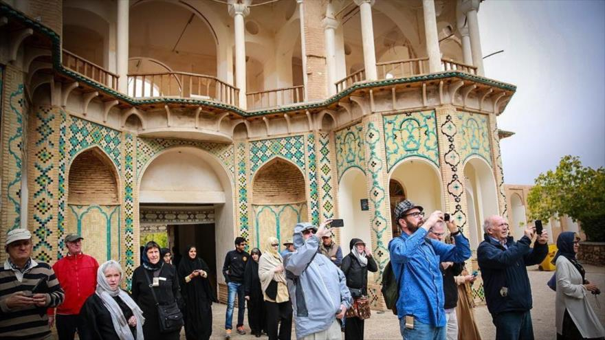 Turistas extranjeros en un monumento histórico de Irán