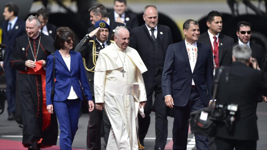 El papa Francisco llega a Ecuador durante su gira por América Latina. 5 de julio de 2015