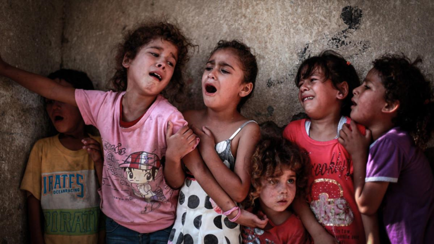 Familiares de cuatro niños palestinos que perdieron la vida durante un ataque aéreo del ejército israelí en Gaza.