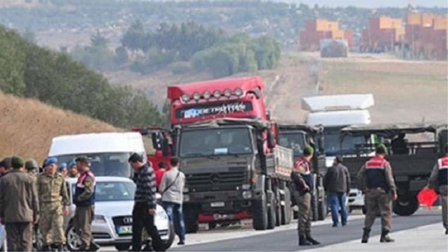 Una foto publicada por el diario turco Cumhuriyet muestra camiones cargados con municiones que se dirigen hacia Siria