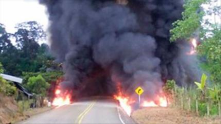 Incendio en el puente internacional Santana, tras ataque de las FARC al oleoducto Caño Limón-Coveñas en el sur de Colombia. 6 de julio de 2015