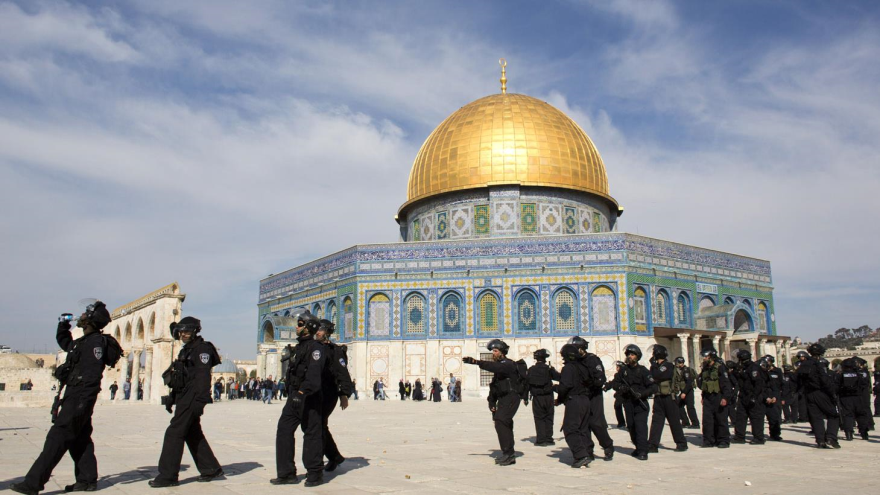 Soldados israelíes en la Mezquita Al-Aqsa, en Al-Quds (Jerusalén).