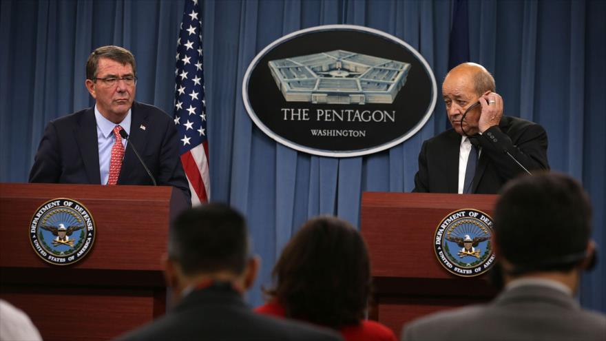Ashton Carter (izda.), ministro de Defensa estadounidense, y su homólogo francés, Jean-Yves Le Drian, en el Pentágono, 6 de julio de 2015.